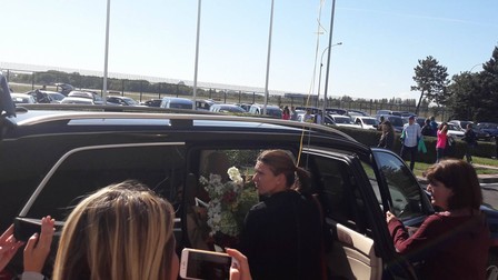 Simona Halep, urcându-se în mașina părinților, care au așteptat-o la aeroport.,