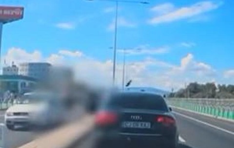 Momentul inexplicabil când un şofer coboară din maşină şi se aruncă în faţa altui vehicul pe o şosea din Cluj