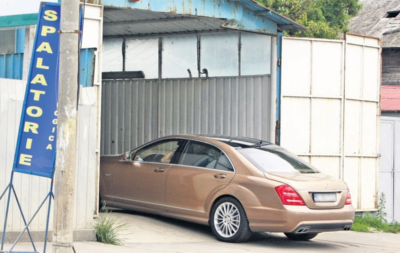 Preşedintele lui Dinamo îşi duce Mercedesul de 80.000 € la o modestă spălătorie de cartier
