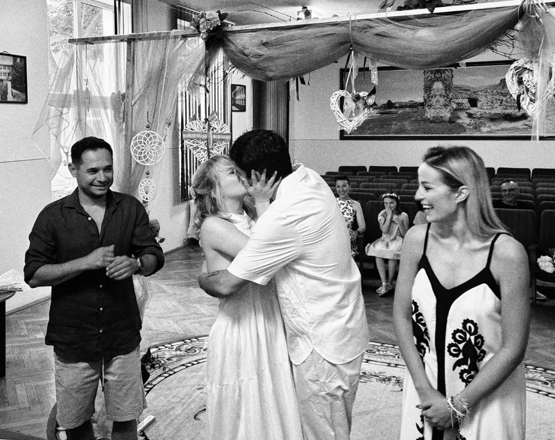 Alex Bogdan s-a căsătorit cu Cătălina Mihai. Imagini de la evenimentul unde Mihai Dragomir, Dorel din „Las Fierbinți”, a fost naș