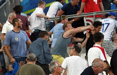 epa05358475 Supporters clash in the stands after the UEFA EURO 2016 group B preliminary round match between England and Russia at Stade Velodrome in Marseille, France, 11 June 2016. (RESTRICTIONS APPLY: For editorial news reporting purposes only. Not used for commercial or marketing purposes without prior written approval of UEFA. Images must appear as still images and must not emulate match action video footage. Photographs published in online publications (whether via the Internet or otherwise) shall have an interval of at least 20 seconds between the posting.) EPA/DANIEL DAL ZENNARO EDITORIAL USE ONLY