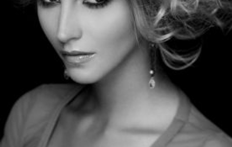 Andreea Perju, colega lui Mihai Bendeac, cu sfârcul la vedere! FOTO