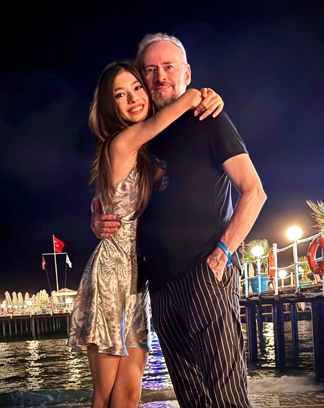 Mikaela, fiica Iuliei și a lui Mihai Albu are iubit. Primele declarații făcute de designer. „Nu s-a ascuns. E un băiat tot de vârsta ei”