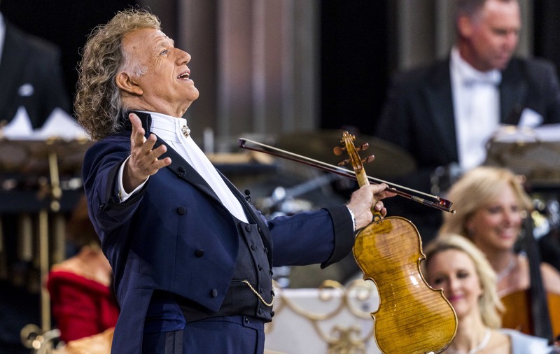 „Am vrut să-mi vând vioara Stradivarius veche de aproape 300 de ani”. Cine l-a salvat de la faliment pe celebrul muzician André Rieu