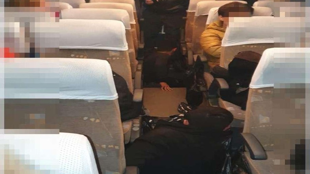 Migranți ascunşi sub podeaua unui autocar