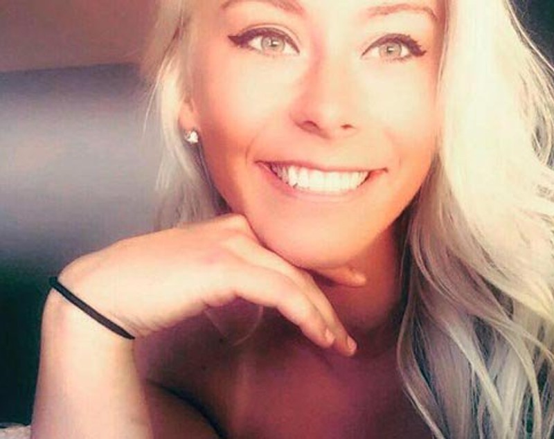 FOTO | O profesoară poate primi 10 ani de închisoare după ce a fost prinsă întreținând relații sexuale cu un elev. Părinții adolescentului susțin "relația" celor doi