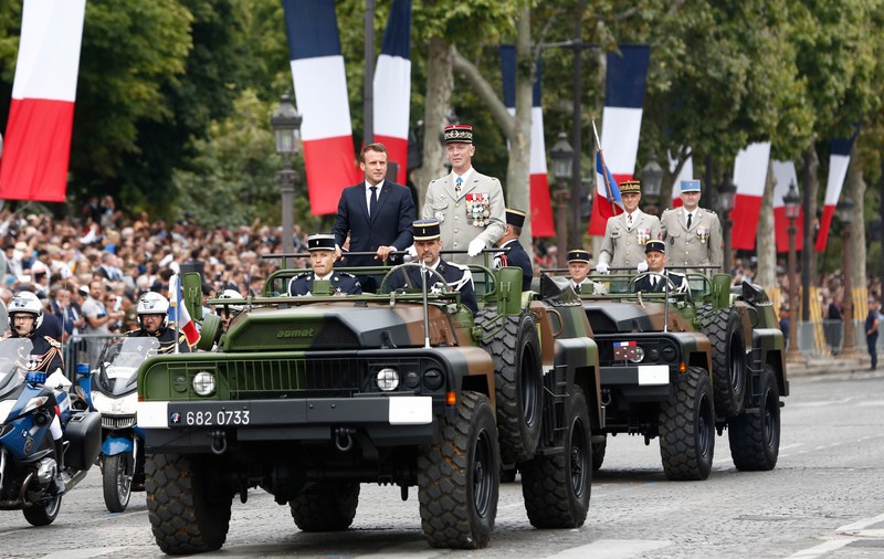 Emmanuel Macron, huiduit de parizieni la defilarea de pe Champs-Élysées! Paradă impresionantă de Ziua Franței