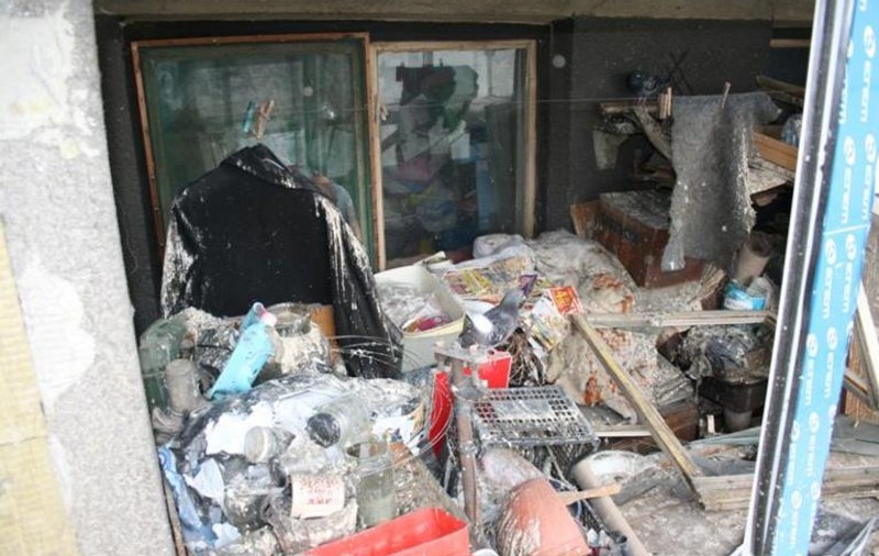 Doamne, ce MIZERIE! Îţi vine să crezi că AŞA ARATĂ un BALCON?