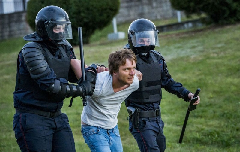 Electrocutați, bătuți, arși cu țigara. Protestatarii din Belarus și-au povestit calvarul din închisorile lui Lukașenko: ”Am crezut că ne îngroapă aici”