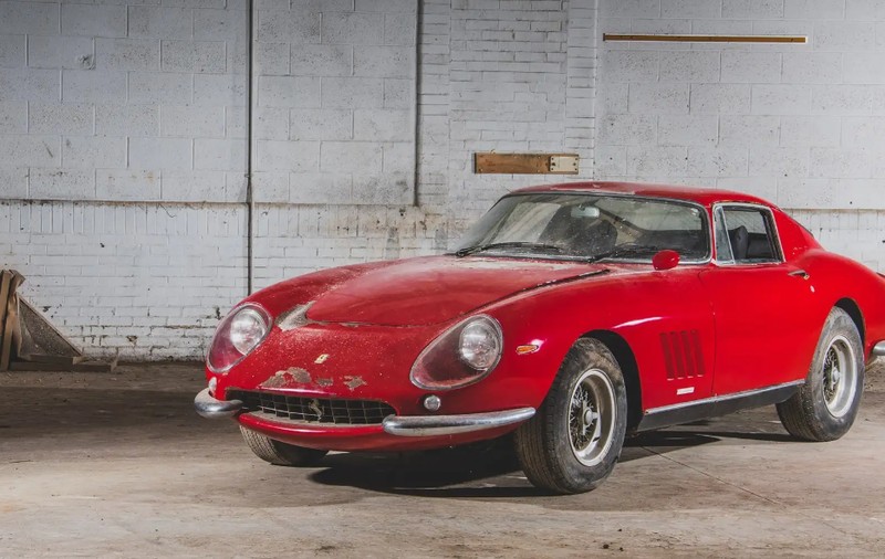 O colecție de mașini Ferrari ruginite a fost scoasă la licitație pentru 10 milioane de dolari. Comoara, găsită într-un depozit abandonat din SUA devastat de uragan