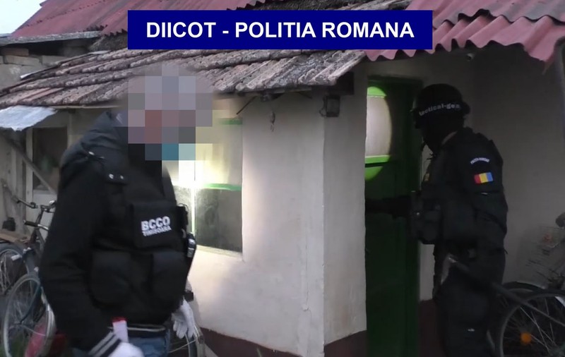 Femeie din Arad, suspectă de propagandă teroristă. A vrut să aducă în România teroriști islamici
