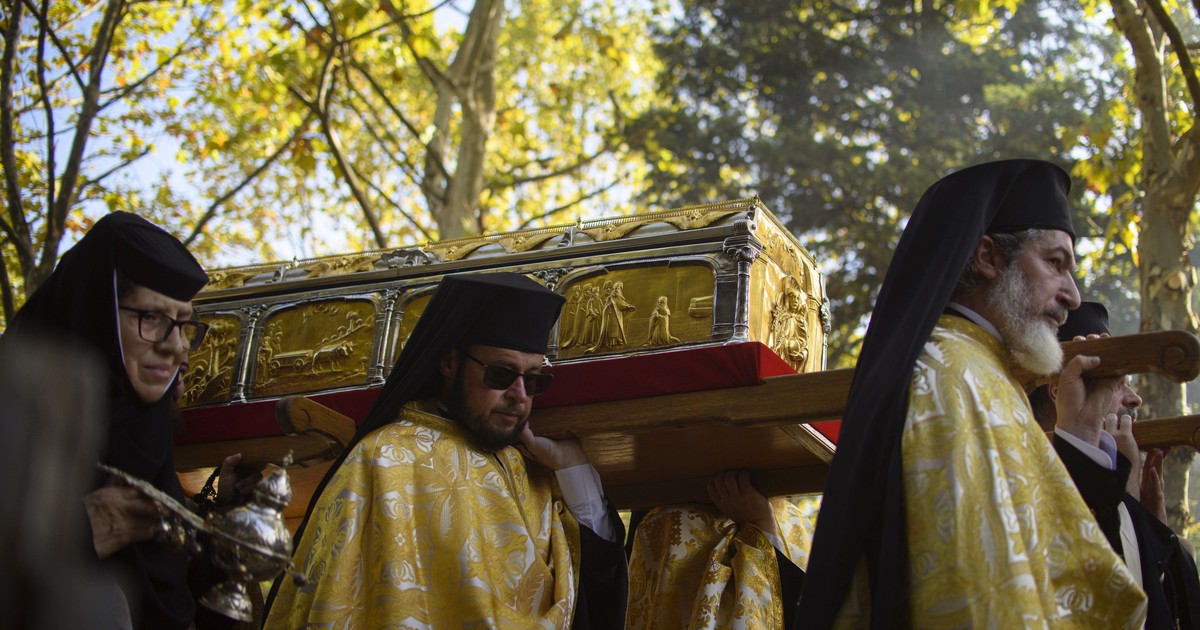 Programul pelerinajului la Sfântul Cuvios Dimitrie cel Nou 2024 - Imagine din timpul pelerinajului la Sfântul Cuvios Dimitrie cel nou, în anul 2022 - Preoti si enoriasi participa la procesiunea 'Calea Sfintilor' cu Sfintele Moaste ale Sfantului Cuvios Dimitrie cel Nou, Ocrotitorul Bucurestilor.
