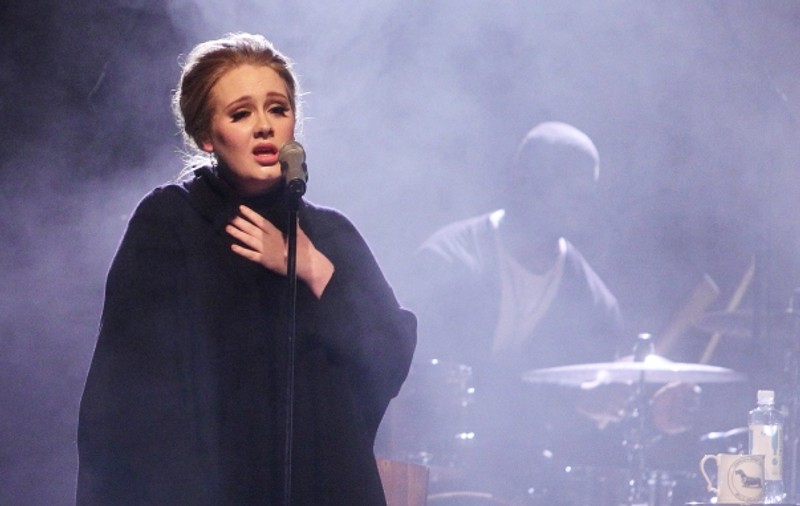 Adele: ”Vomit mult înainte să urc pe scenă!”