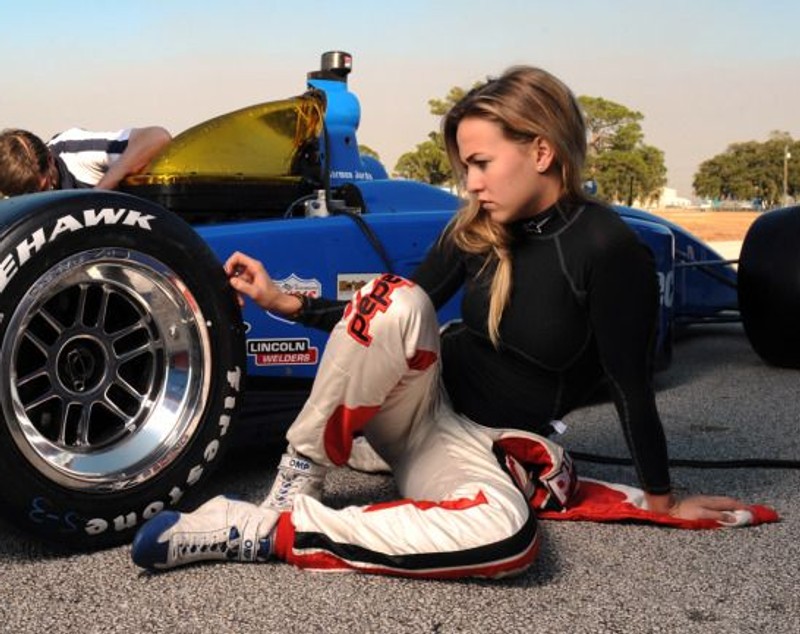 O blondă va alerga în Formula 1. Piloții își vor ”rupe” gâtul după ea / FOTO&VIDEO