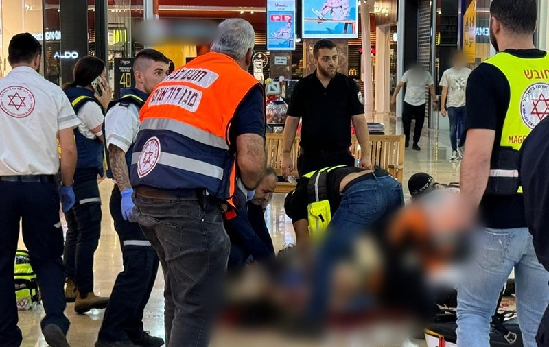 Atac cu cuțitul într-un centru comercial din Israel. Doi răniți, dintre care unul în stare critică, agresorul a fost împușcat mortal