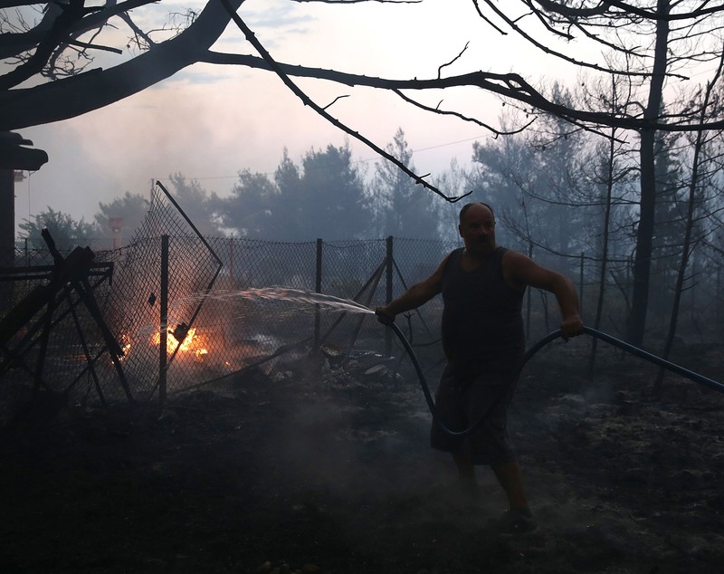 FOTO | Incendii în apropiere de Atena. Mai multe case au fost mistuite de flăcări