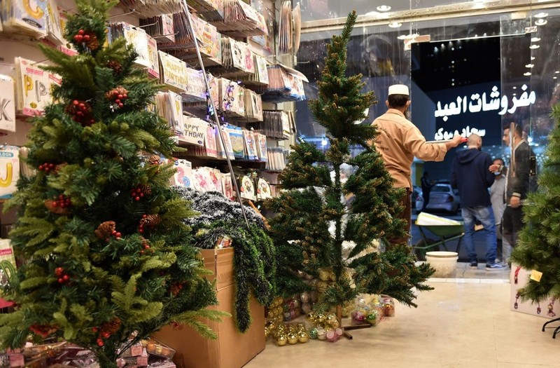 Decorațiuni de Crăciun, într-un magazin din Riad, în decembrie 2020. FOTO: Profimedia