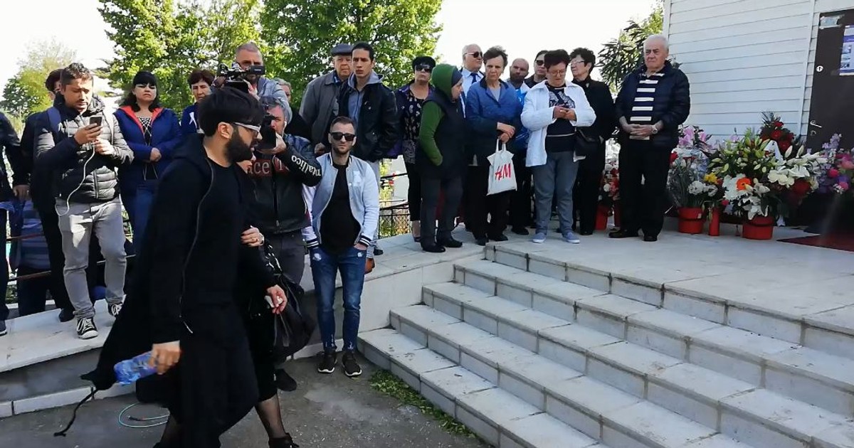 Imaginea durerii! Marius, fostul iubit al lui Răzvan Ciobanu, abia se ține pe picioare la înmormântare