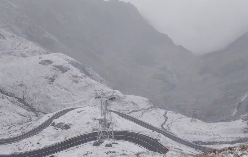 Ce să faci și cum te protejezi în contextul ploilor, ninsorilor și al scăderilor de temperatură. Recomandările Salvamont: „Turiștii să se informeze din timp”