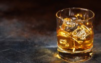 Românii cheltuie de 13 ori mai mult pe țigări și alcool decât pe educație