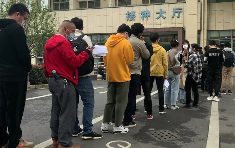 Sute de persoane au stat la coadă într-un oraș din China pentru a primi un vaccin experimental anti-COVID