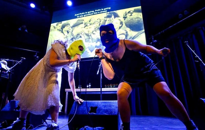 Membrele trupei punk Pussy Riot, reținute în Elveția pentru câteva ore. Ce au făcut activistele anti-Putin