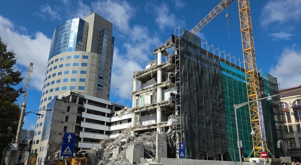 Sediul BCR din Calea Victoriei, fostă clădire Bancorex, nu a putut fi demolat nici după o lună de la începerea lucrărilor (4)