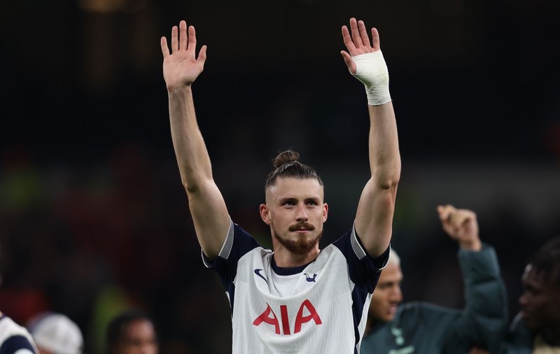 Radu Drăgușin, lăudat în presa din Anglia după ce a eliminat-o pe Manchester City din Cupa Ligii