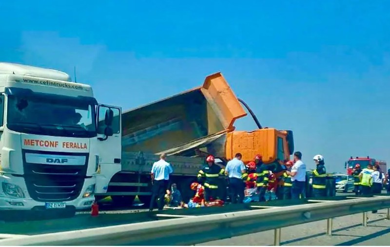 Carambol cu TIR-uri pe Autostrada A1, Pitești - București. Traficul a fost blocat, ca să poată interveni descarcerarea