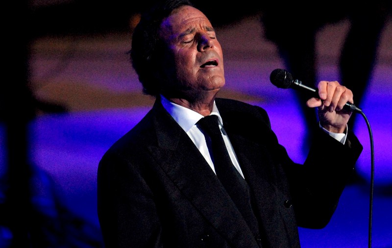 Julio Iglesias împlineşte 65 de ani