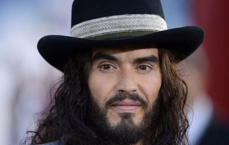 Russel Brand, tată pentru prima dată. Iubita mai tânără cu 13 ani e însărcinată