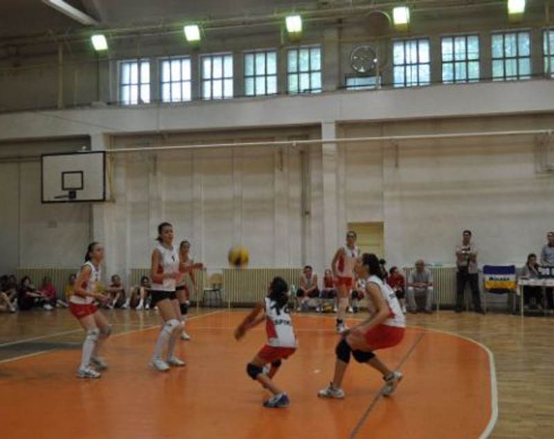 JUNIOR/ Voleiul, un sport care dezvoltă trupul și mintea. Unde te poți înscrie și cât plătești. Exemplul Sânzianei Motroc