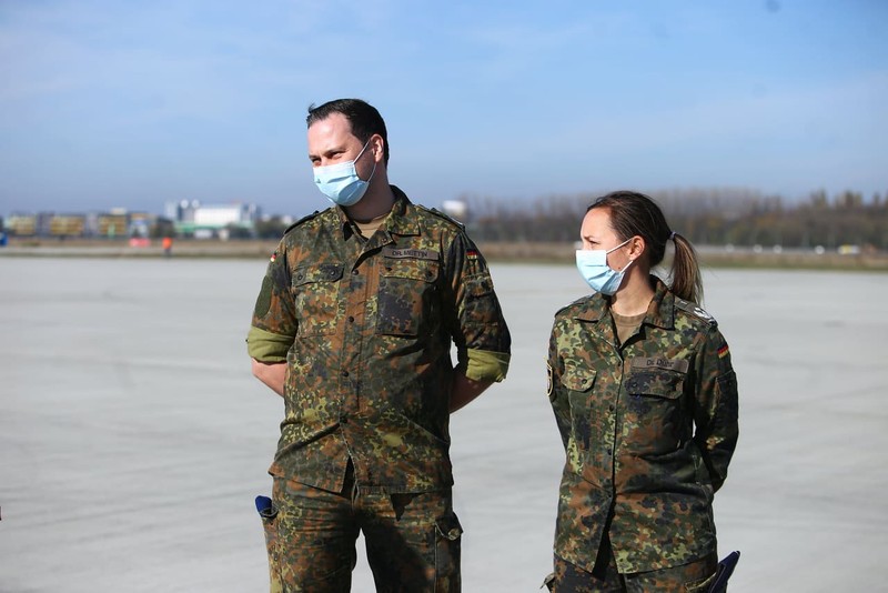 Medicii germani care au preluat pacienții români, la Baza Aeriană 90 din Otopeni | Foto: Dumitru Angelescu