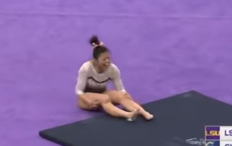 VIDEO ȘOCANT | Accidentare horror! O gimnastă și-a rupt ambele picioare în timpul unui exercițiu la sol! Imagini cu puternic impact emoțional