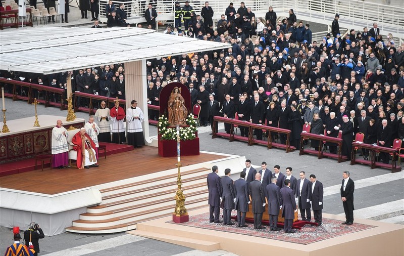 Fostul Papă Benedict al XVI-lea a fost înmormântat. Liturghia, oficiată în premieră de un papă aflat în funcție