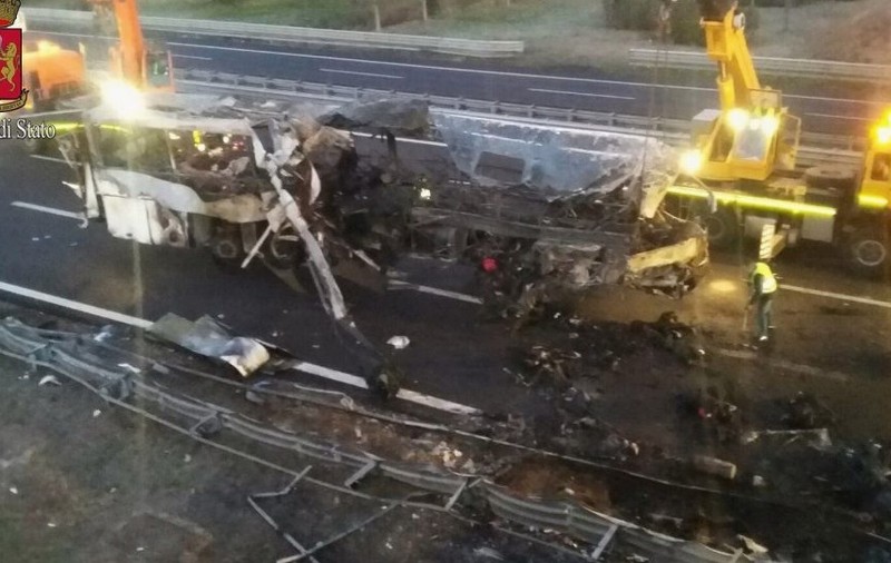 VIDEO| Încă o tragedie în Italia. Mai mulți copii au murit într-un accident rutier lângă Verona. Cel puțin 16 morți și 39 de răniți