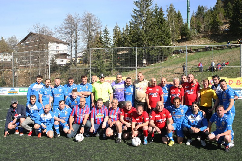 Invitaţii amicalului organizat la Cheile Gradiştei - Steaua'86-naţionala artiştilor. FOTO: Vlad Chirea (Libertatea)