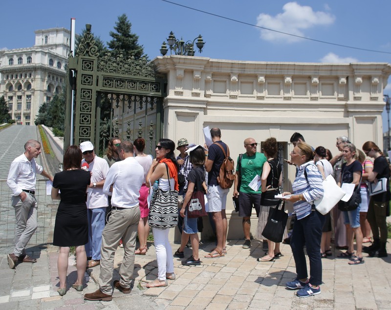 Românii cer CCR să intervină asupra noului Cod Penal, prin campania "Stăm la coadă pentru democraţie"