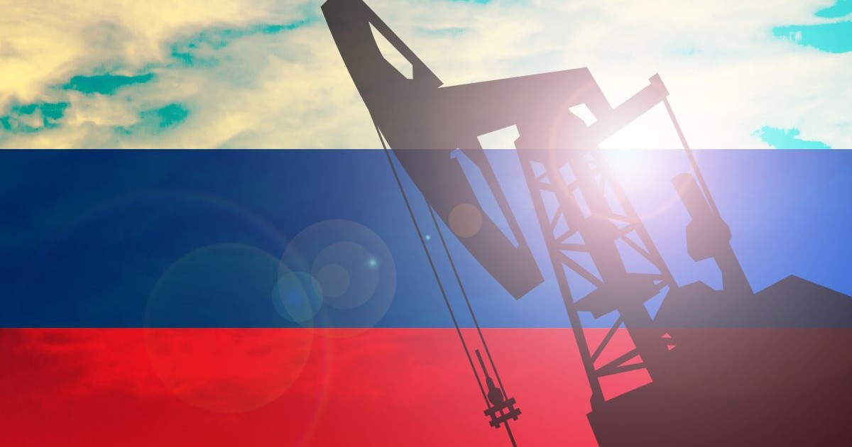 Steagul Rusiei cu pompă de petrol. Simbolul celei mai mari producții și exportatoare de petrol