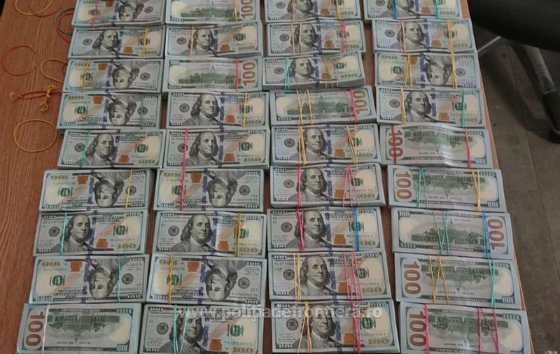 Cum a încercat un cuplu de ucraineni să ascundă 1,4 milioane de dolari. Polițiștii din Vama Siret au confiscat toți banii