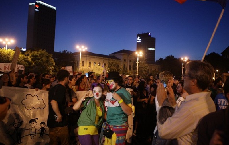 Peste 2000 de oameni, la PROTESTUL din BUCUREŞTI faţă de PROIECTUL ROŞIA MONTANĂ! FOTO