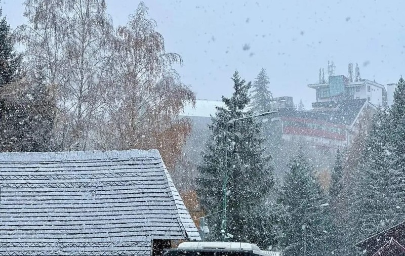 Transalpina se închide între Gorj și Alba din cauza ninsorii. Zăpada a acoperit Sinaia, Predeal și alte zone de pe Valea Prahovei