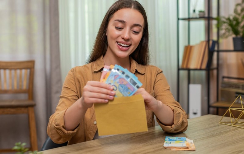 O femeie a dezvăluit cum a economisit 4.500 de euro într-un an. Regula care a ajutat-o