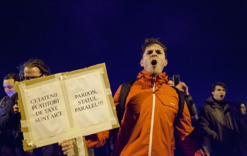 Protest la Parlament față de votul de modificare a legilor justiției. Parlamentarii USR s-au alăturat protestatarilor