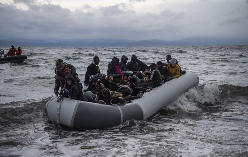 Doi migranţi au fost găsiţi morţi şi 18 au fost salvaţi de pe o barcă, în apropiere de insula Lesbos