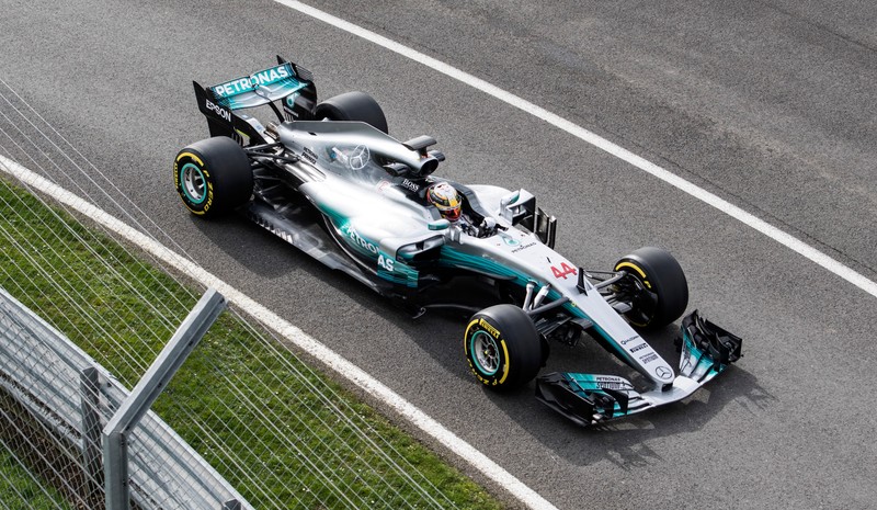 Monopostul Mercedes pentru sezonul 2017 al Formulei 1, pe pista de la Silverstone. (FOTO: EPA)