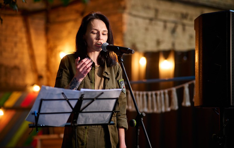 Olena Herasymiuk, poetă și fost paramedic militar în Donbas: „Putin trebuie judecat în viață, nu să scape prin moarte, așa cum au făcut Hitler și Stalin”