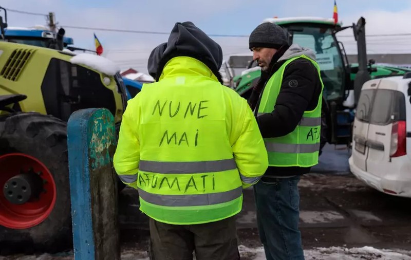 Protestele transportatorilor și fermierilor, ziua 14. Deși goală, Piața Constituției rămâne blocată. Manifestația continuă la Afumați