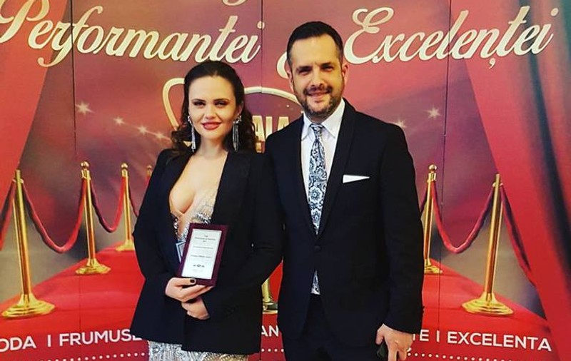 Mădălin Ionescu și Cristina Șișcanu au dat startul petrecerii de botez a fiicei lor. Cum s-a îmbrăcat jurnalista