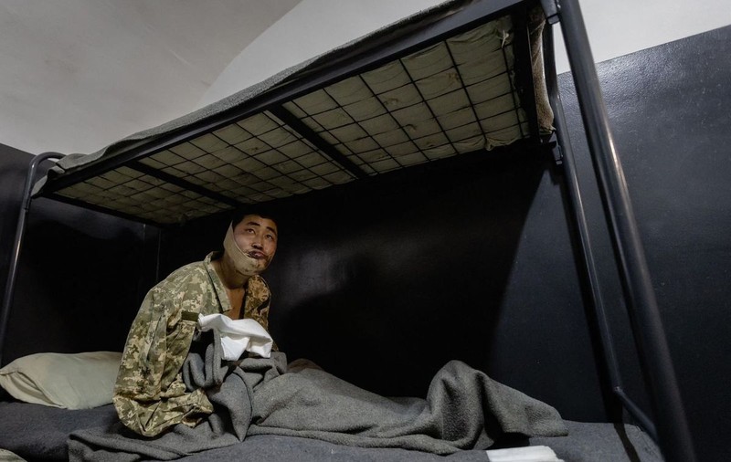 Un soldat nord-coreean care a fost capturat de ucraineni a refuzat să renunțe la un cârnat pe care-l avea asupra sa, deși era amenințat cu arma